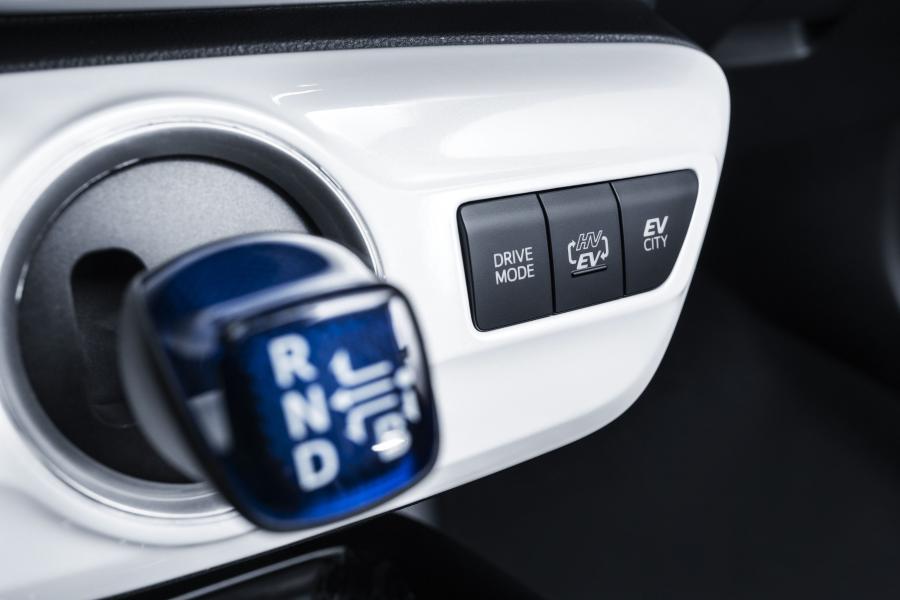 Детали интерьера Toyota Prius Plug-in Hybrid 2016 года  (фото 123 из 187)